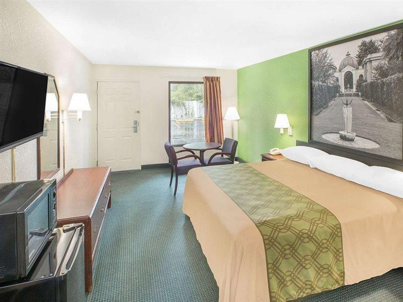 Super 8 By Wyndham Mobile Hotel Exterior photo