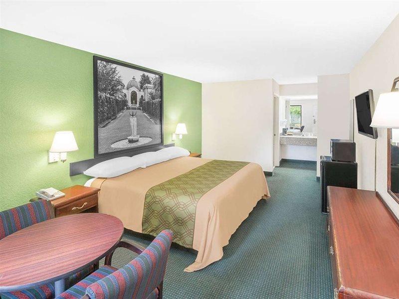 Super 8 By Wyndham Mobile Hotel Exterior photo