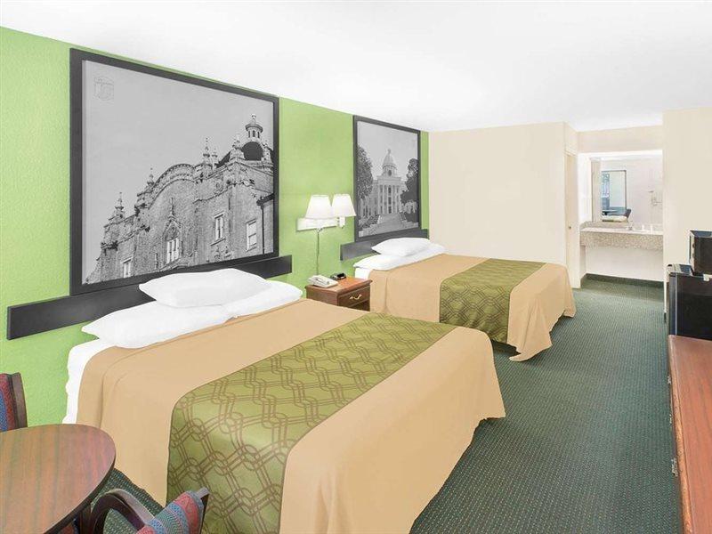 Super 8 By Wyndham Mobile Hotel Exterior photo