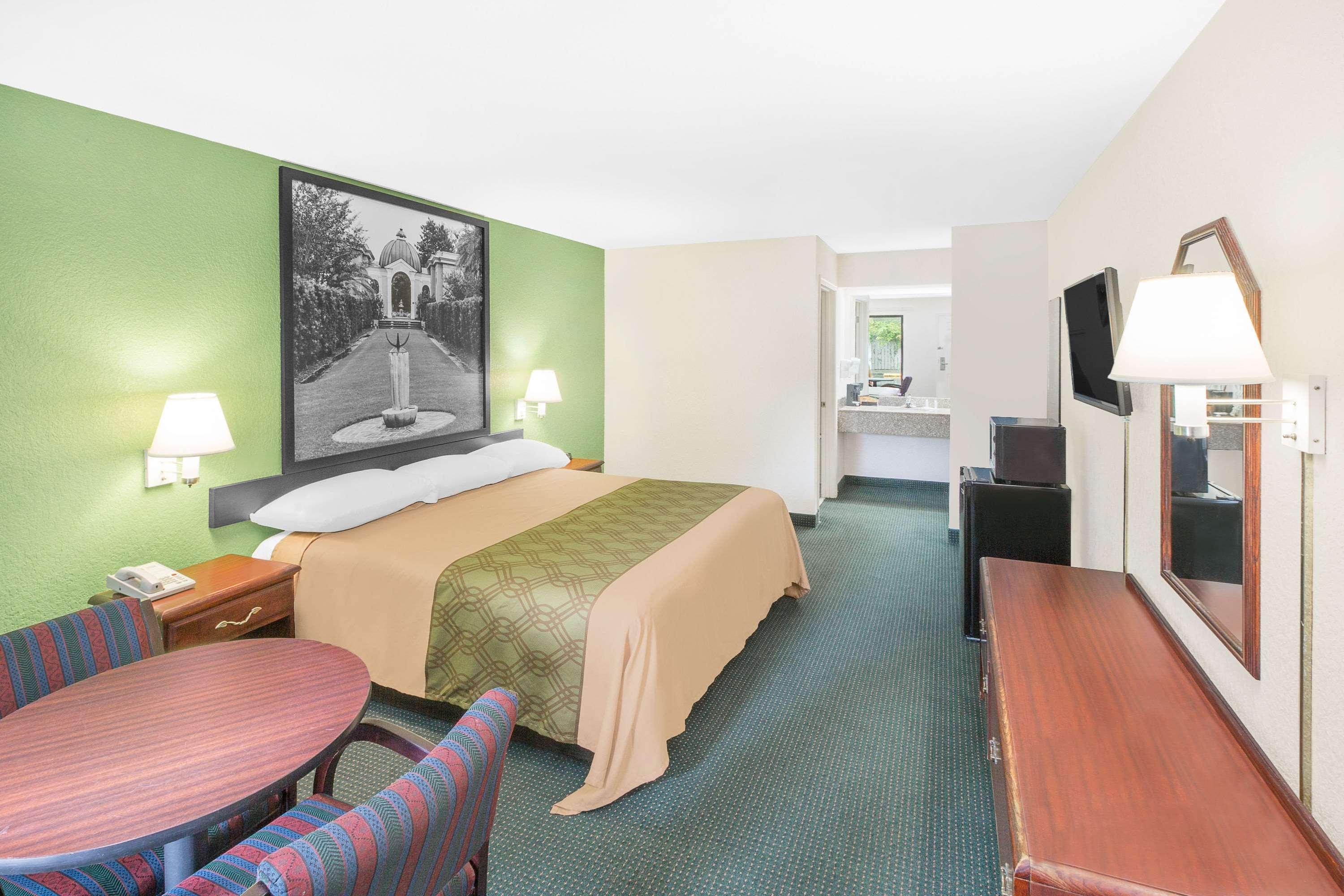 Super 8 By Wyndham Mobile Hotel Exterior photo