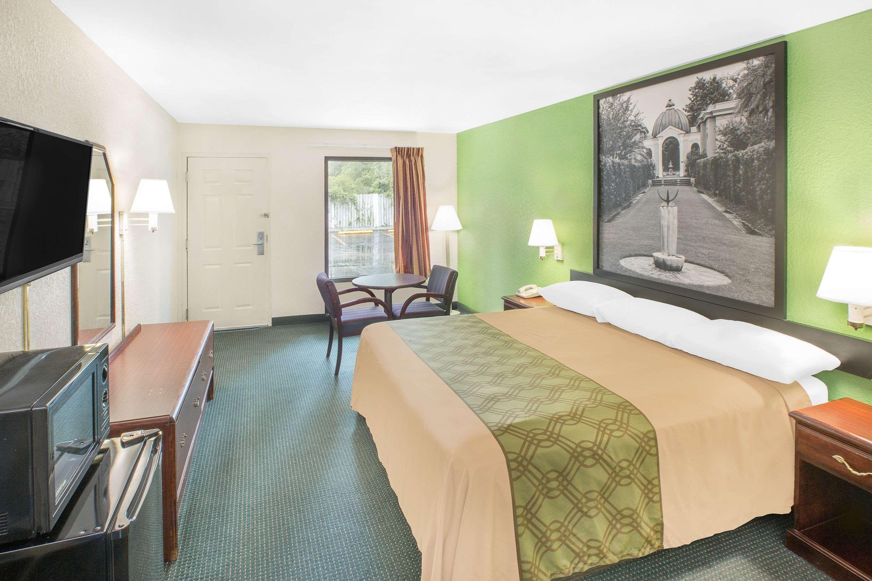 Super 8 By Wyndham Mobile Hotel Exterior photo