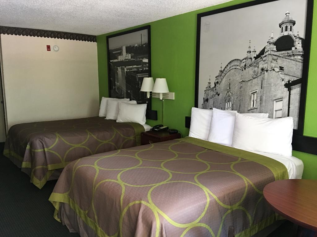 Super 8 By Wyndham Mobile Hotel Exterior photo