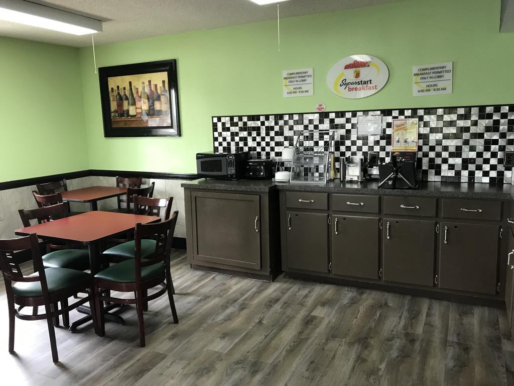Super 8 By Wyndham Mobile Hotel Exterior photo