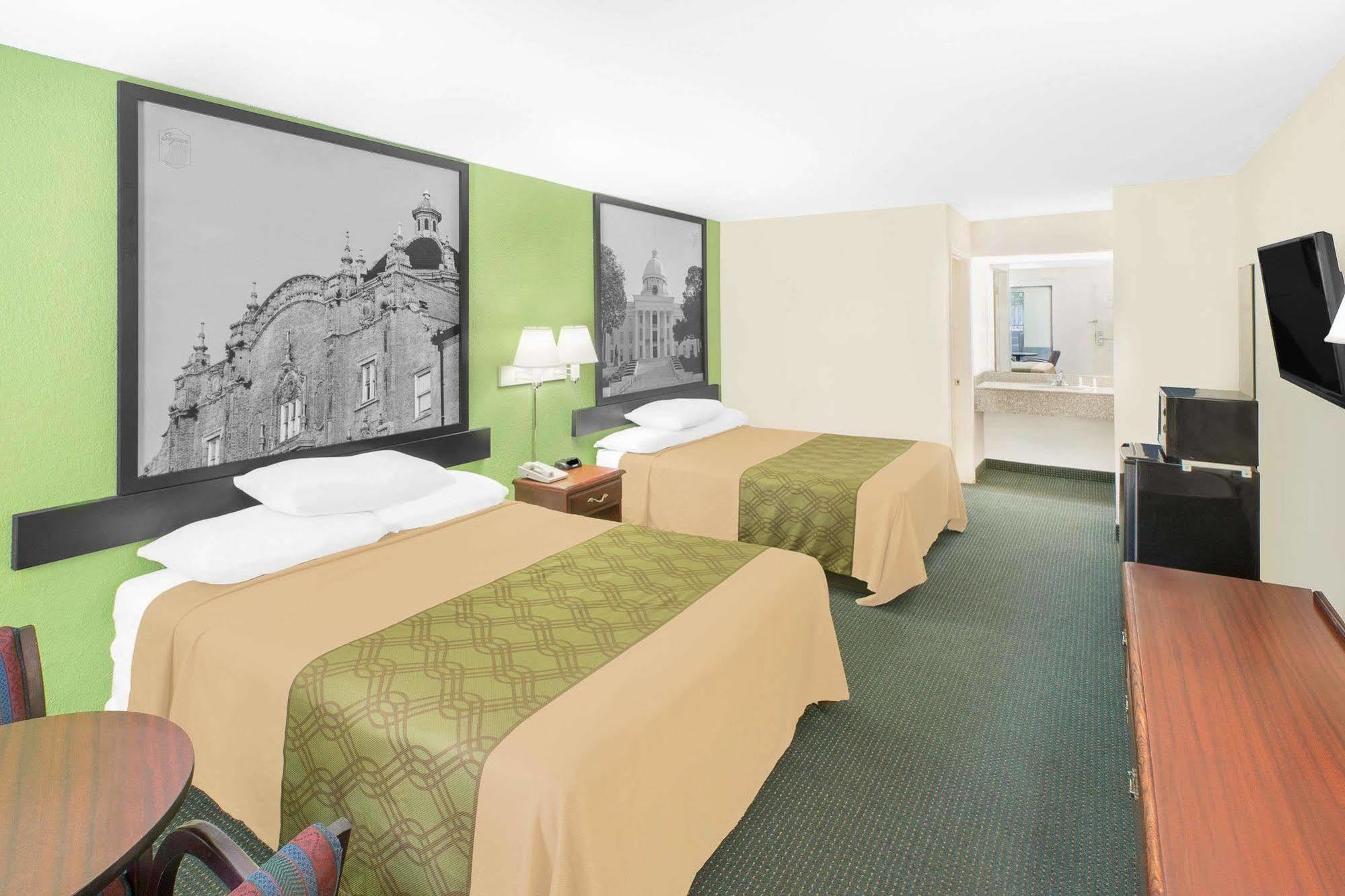 Super 8 By Wyndham Mobile Hotel Exterior photo